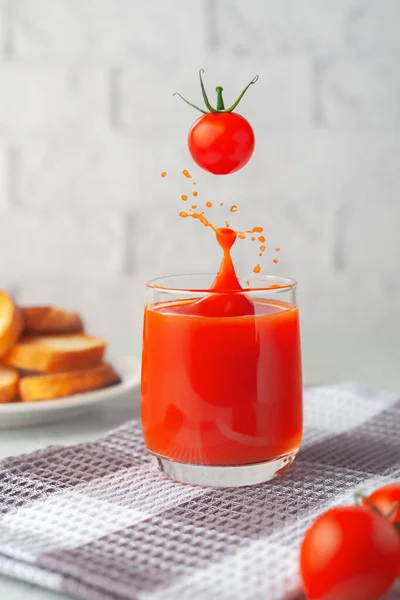 Vor Dem Hintergrund Einer Weißen Ziegelwand Ein Glas Tomatensaft Mit — Stockfoto
