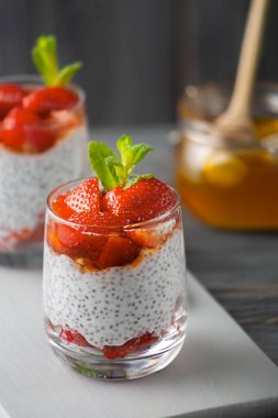 Sağlıklı yiyecekler. Chia tohumlu sağlıklı puding ve ballı çilek..