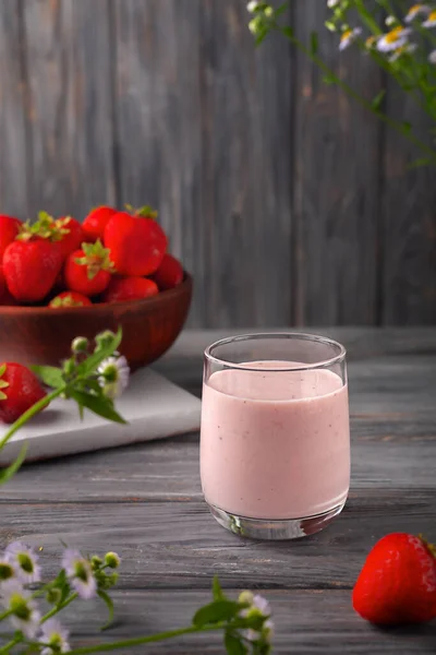 早餐吃健康的食物 草莓软糖或奶昔放在灰色木制背景的罐子里 — 图库照片