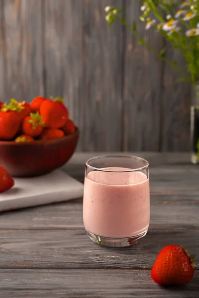 Gesundes Essen Zum Frühstück Erdbeer Smoothie Oder Milchshake Glas Auf — Stockfoto