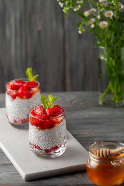 Sağlıklı yiyecekler. Chia tohumlu sağlıklı puding ve ballı çilek..