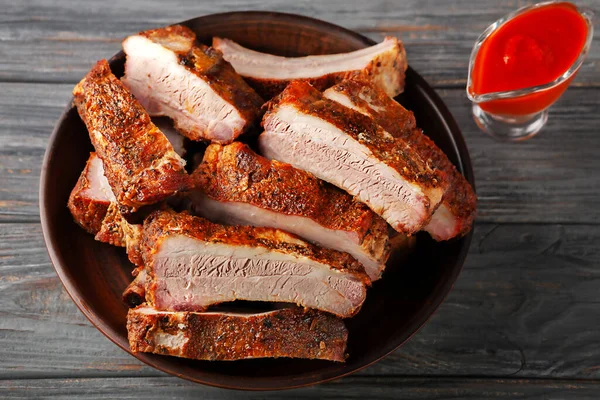 Côtes Porc Grillées Servies Dans Une Assiette Avec Tomates Ketchup Images De Stock Libres De Droits