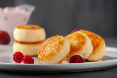 Ev yapımı peynirli kekler yoğurt ve ahududu ile servis edilir..