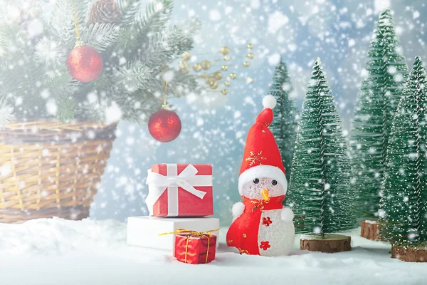 Χριστουγεννιάτικο Φόντο Χιονάνθρωπε Παρουσιάστε Χριστουγεννιάτικο Δέντρο Και Χιόνι — Φωτογραφία Αρχείου
