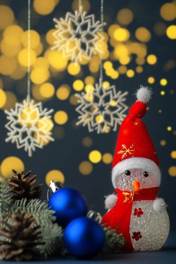 Noel arkaplanı. Kardan adam, Noel baloları, Noel ağacı ve kar..