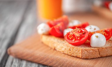 Sağlıklı beslenme. Mozzarella ve domatesli Vejetaryen yemeği..