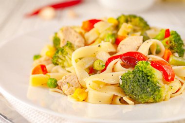 Tabakta sebzeli tam tahıllı makarna. Duvarın arkasında.