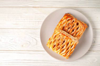 Lezzetli taze ev yapımı puf börekler ve masada elma.