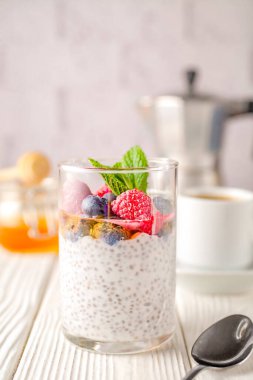 Taze böğürtlenli ve kahveli bardakta sağlıklı vanilyalı chia pudingi. Diyet yemek..