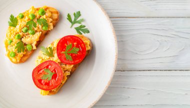 Ev yapımı kahvaltı, sahanda yumurtalı sandviç. Çırpılmış yumurta tost, üst görünüm, kopyalama alanı.