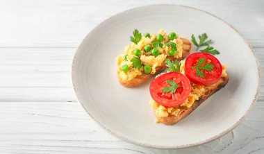 Ev yapımı kahvaltı, sahanda yumurtalı sandviç. Çırpılmış yumurta tost, üst görünüm, kopyalama alanı.