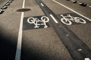 İki yönlü, özel bisiklet şeridi yolun ortasına yerleştirilmiş ve araç sürücülerinin bisiklet yollarına girmesini engelleyen lastik kaldırımlarla korunuyor..