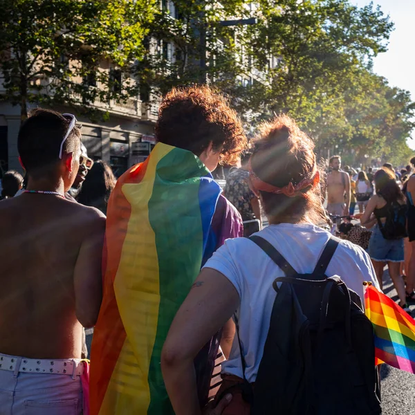 LGBT kolektif sempatizanları gökkuşağı bayrağının renklerini giyerek geçit yapıyorlar. Gurur 2023 'ün sloganı, sosyal başarılara giden yolu açan önceki nesilleri onurlandırmak amacıyla 