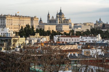 Parque del Oeste tepesinden Madrid 'in panoramik kış manzarası. Soldan sağa: Kraliyet Sarayı, Katedral de Santa Maria la Real de Almudena ve Büyük Francis Bazilikası.