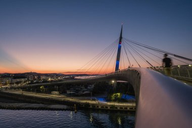 Gün batımında Ponte del Mare köprüsünden Pescara şehrinin panoramik manzarası.