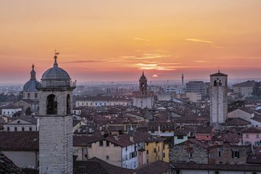Brescia 'nın eski şehir merkezinin ufuk çizgisi Castle Hill' den günbatımında çekildi. Alacakaranlık 'ın ılık renkleri Lombardy' nin zengin mimari mirasının özünü yansıtıyor..