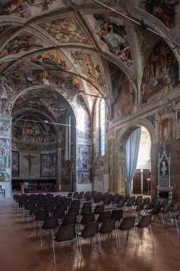 İtalya, Brescia 'daki Santissimo Corpo di Cristo Kilisesi' nin (İsa 'nın en kutsal bedeni) içinde, fresklerini ve sandalyelerini göstererek, ruhani ve tarihi bir atmosfer yaratmaktadır..
