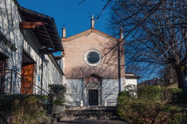 İtalya 'nın Brescia kentindeki Santissimo Corpo di Cristo (İsa' nın en kutsal bedeni) kilisesi, önce kiliseye, sonra da eski şehir merkezinden Cidneo tepesindeki şatoya giden bir merdivenin tepesinde yer alır..