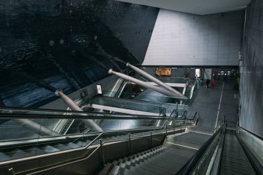 İtalya 'nın Brescia kentindeki Marconi metro istasyonu. Yürüyen merdivenler ve merdivenler farklı seviyeleri birleştiriyor..