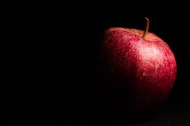 Sihirli kırmızı elma, siyah arkaplan.