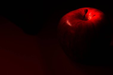 İzole edilmiş kırmızı elma, siyah arkaplan.