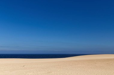 Boş kumsal, gökyüzü ve okyanus.