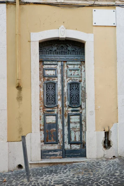 Vintage Podwójne Drzwi Klasycznym Zdobienia Obierania Niebieskiej Farby Centrum Lizbony — Zdjęcie stockowe