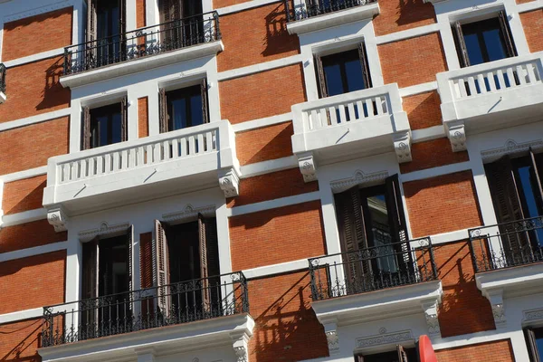 スペイン フエンカラル地区の白と赤のダウンタウンマドリードの住宅建築の鮮やかなファサード — ストック写真