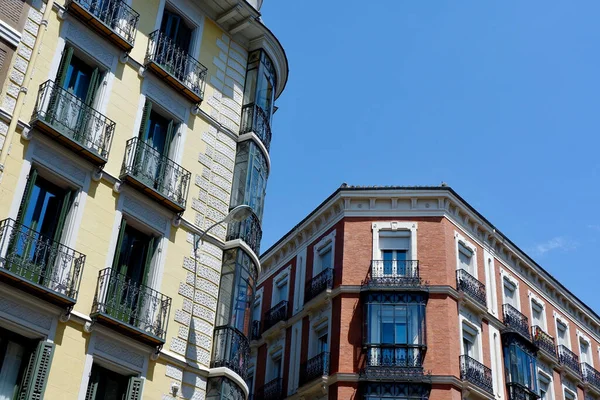 스페인 마드리드 의중심인 지역의 시내에 발코니가 도시의 — 스톡 사진