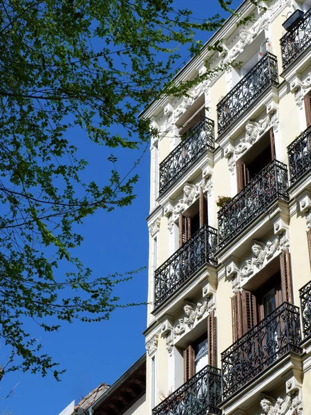 スペインのマドリード中心街にあるヴィンテージハウスのコーナー 本物のスペイン建築 垂直写真 — ストック写真