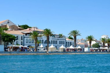 Lagos, Portekiz, 25 Şubat 2022: Turistler için yerel pazar yeri olan şehir kıyısı. Su hattından görüntüle.