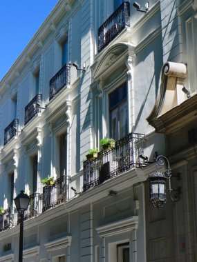 İspanya 'nın başkenti Madrid' in Chueca semtinde parlak pastel renklerin klasik cephesi. Dikey fotoğraf.