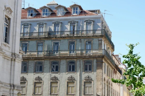ポルトガルリスボンの中心部にある古い建物の風化したヴィンテージファサード — ストック写真