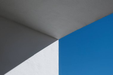 Madrid, İspanya 'da gölgelerle kaplı açık mavi gökyüzü.