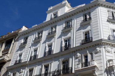 Madrid, İspanya 'nın dışında modern mimari unsurlara sahip pencereleri ve balkonları olan geleneksel İspanyol yapısı.