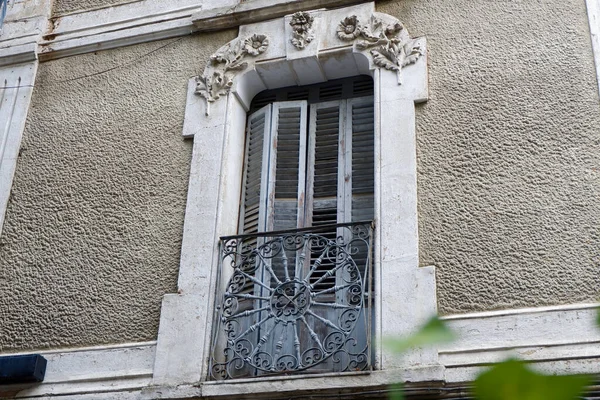 Okno Zabytkowe Okiennicami Szarej Ścianie Dekadenckiego Budynku Miejscowości Jaca Aragonia — Zdjęcie stockowe
