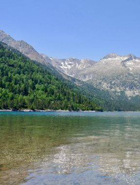 Oredon Gölü 'nün yarı saydam sakin suları dağlarda ve Nouvielle zirvesinde. Fransa 'nın Pyrenean Dağları' nın huzurlu manzarası. Dikey fotoğraf.