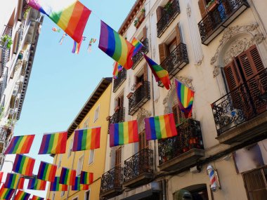 İspanya 'nın başkenti Madrid' de eşcinsel gururu aylarında Chueca mahallesindeki klasik binaların arasında asılı gökkuşağı bayrakları.