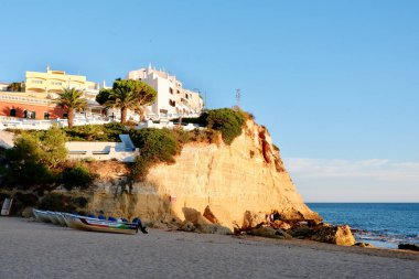 Carvoeiro, Portekiz - 25 Eylül 2022: Algarve sahilinde canlı altın gün batımı.