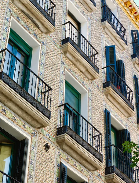 街の芸術的でカラフルな古典的なFuencarral地区 マドリード スペインのダウンタウンにあるヴィンテージ高級住宅地 垂直写真 — ストック写真