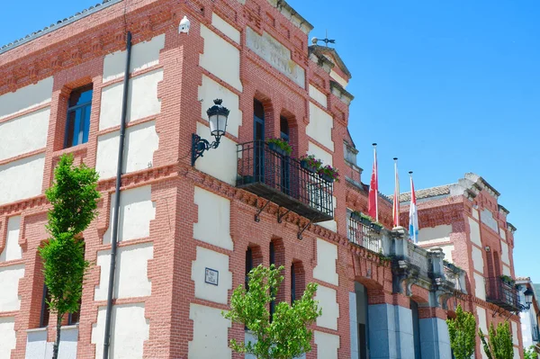 スペイン マドリード州ラスカフリア2022年6月19日 国と地域の旗を持つ市庁舎のレトロなヴィンテージ建築 — ストック写真