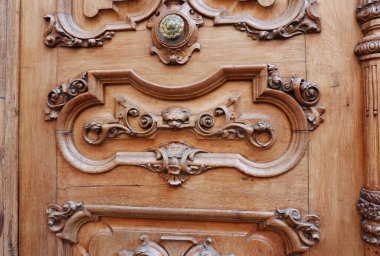 Zaragoza, İspanya 'nın merkezindeki ahşaptan yapılmış zengin vintage kapının dekoratif unsurları..