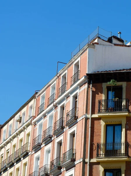 カラフルな建物の上品なコーナーマドリード スペインのダウンタウン コピースペース付き縦型写真 — ストック写真