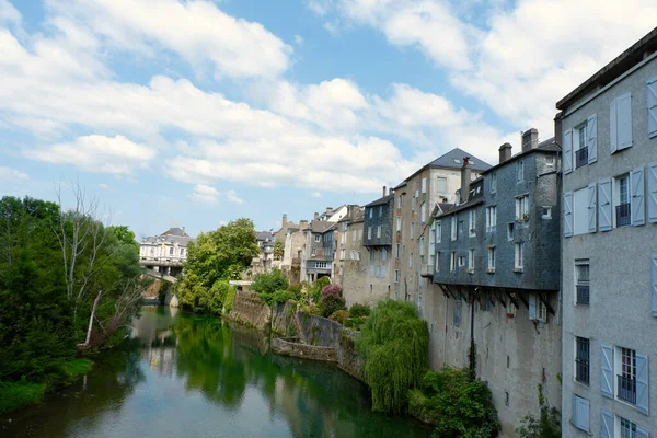 在法国的夏天 Oloron Sainte Marie河边的古色古香的建筑和生动的绿色 — 图库照片