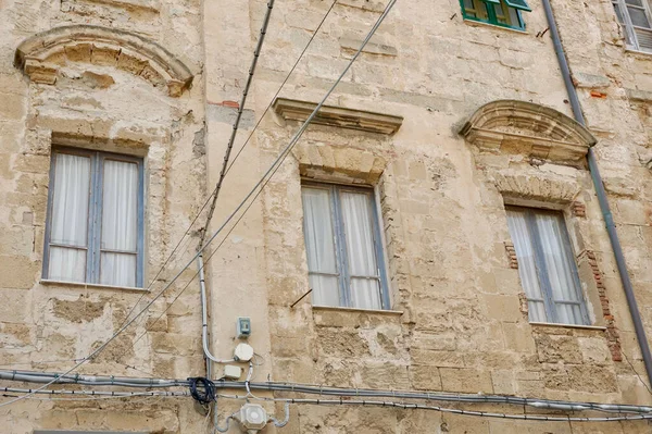 Shabby Decadent Wall Grey Aged Windows Downtown Alghero Sardynia Włochy — Zdjęcie stockowe