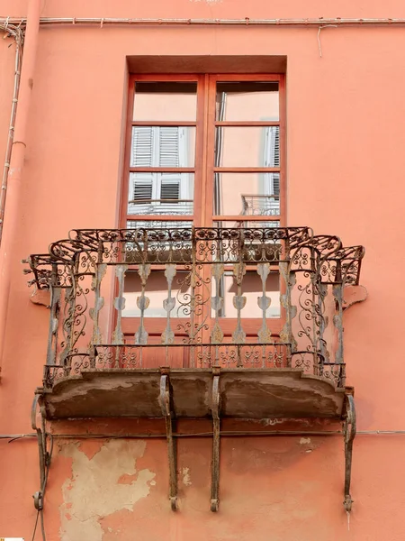 Shabby Vintage Balkon Metalicznymi Zardzewiałymi Elementami Czerwonym Starym Murze Centrum — Zdjęcie stockowe