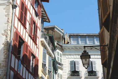 Bayonne, Bask ülkesinde farklı renkte pencereleri olan otantik Fransız cepheleri, Fransa.