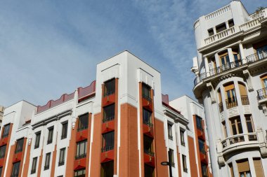 Madrid 'in merkezinde canlı renklere sahip modernist klasik evler, İspanya.