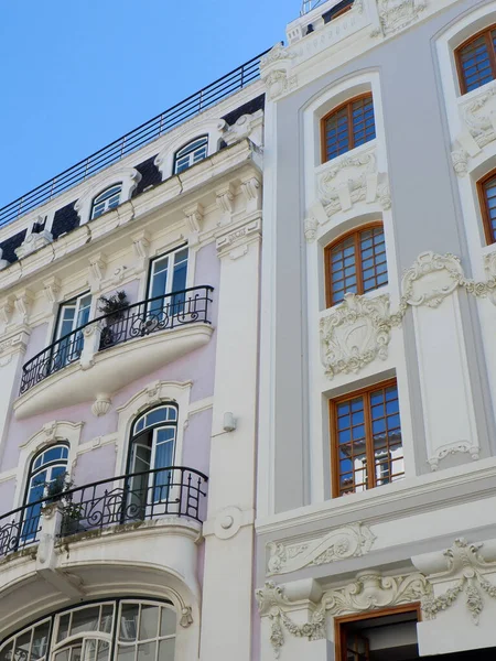 ポルトガルリスボンの豊かなデコ調の華やかなダウンタウンを持つ古典的なヴィンテージの建物 — ストック写真