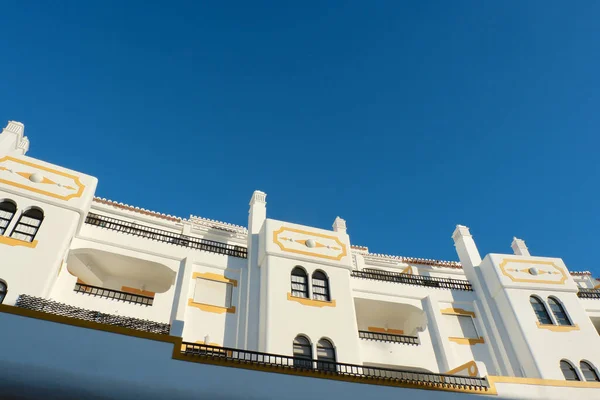 Vintage Bielone Domy Ozdobą Koloru Żółtego Costa Algarve Portugalia — Zdjęcie stockowe